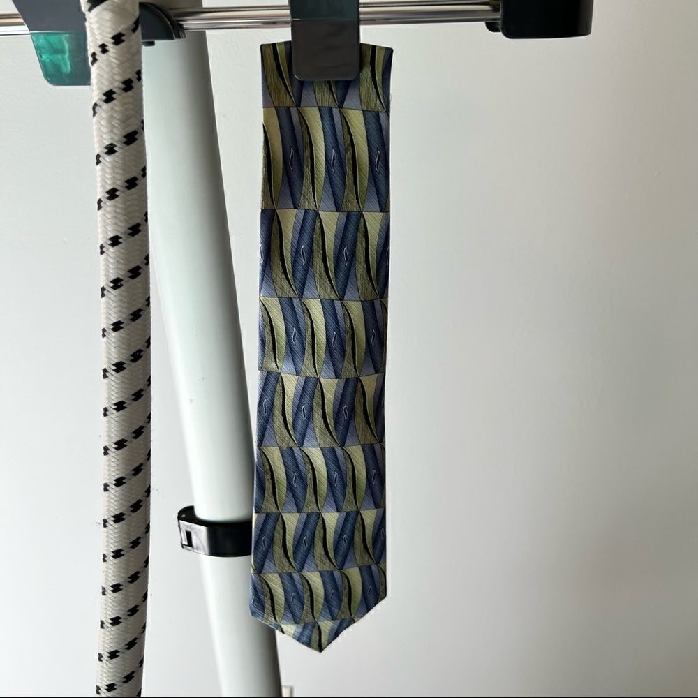 Statements Mens Neck Tie 100% Silk Blue, Green, and Black Wave Geometric Pattern